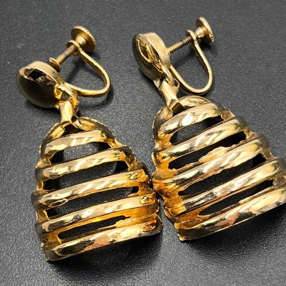 B Signed Vintage Gold Tone Ribbed Cage Screw Back Drop Earrings
Statement Dangle